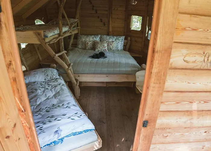 Tree House U Mravence Кемпинг
